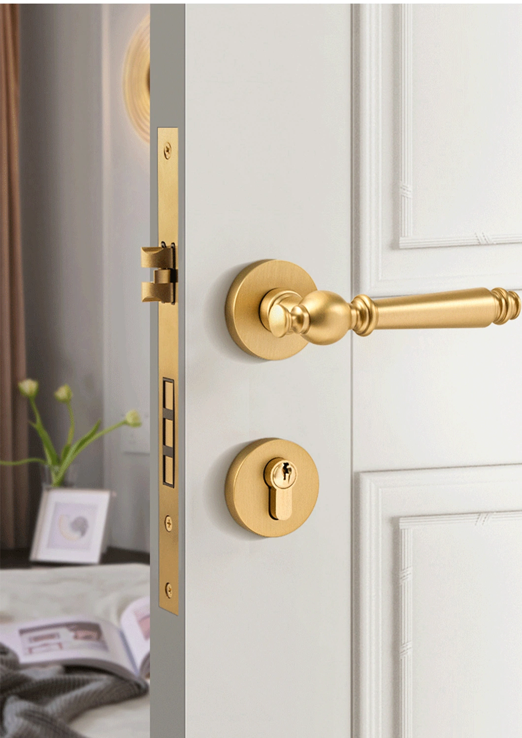 Modern Zinc Alloy Design Pull Handle and Lock Gold Color Luxury Door Handle for Bedroom