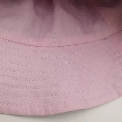 Reversible Innenschicht-Eimer mit gestickten Löchern in Denim und Pink Hut