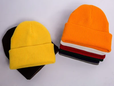 Modische Custom Stickerei Logo Solid Color Warm Winter Beanie Knit Hut mit kundenspezifisches Logo