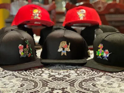 Custom Men Fashion Snapback Hut Qualität Metall Patch Gorras 5 Panel-Baumwolle Wildleder Metallic Patch-Platte Snapback Cap