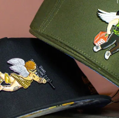 Custom Men Fashion Snapback Hut Qualität Metall Patch Gorras 5 Panel-Baumwolle Wildleder Metallic Patch-Platte Snapback Cap