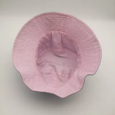 Reversible Innenschicht-Eimer mit gestickten Löchern in Denim und Pink Hut
