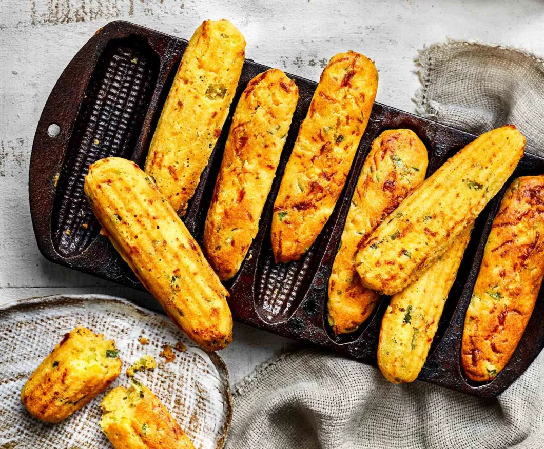 Cast Iron Corn-Shaped Bakeware Pancake Pan No Stick 7 Holes Bread Frying Pan Cast Iron Baking Pan for Oven Kitchen Outdoor Camp