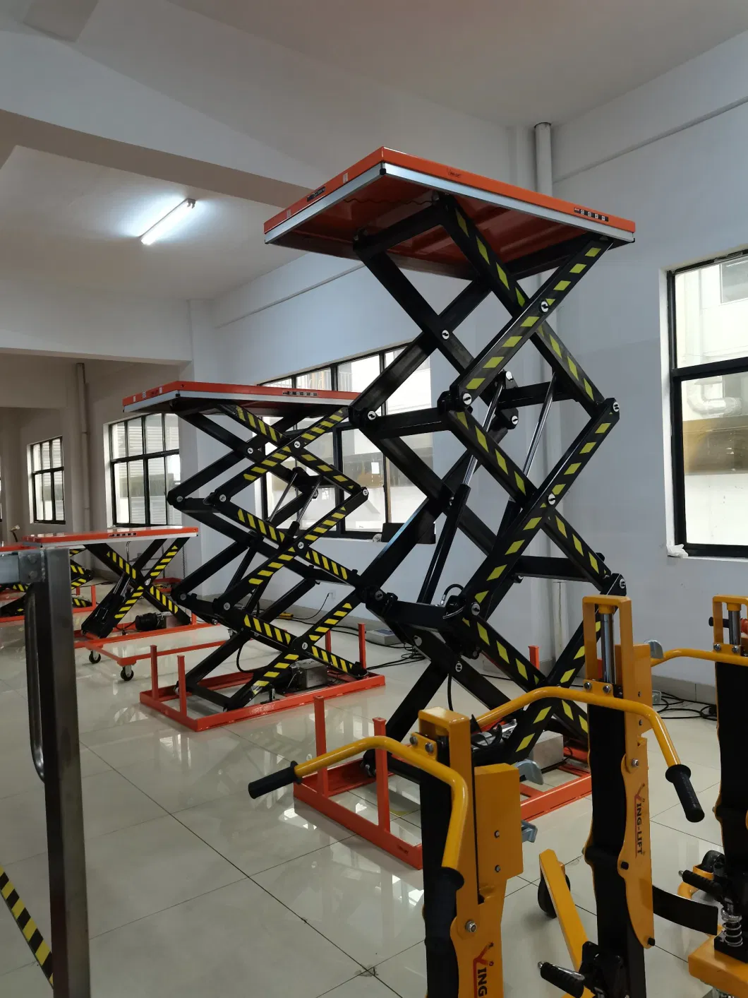 Semi Electric Elevated Work Platform Hydraulic Elevated Platform Self Propelled Lift Platform Panel Control China Manufactory (SJY)