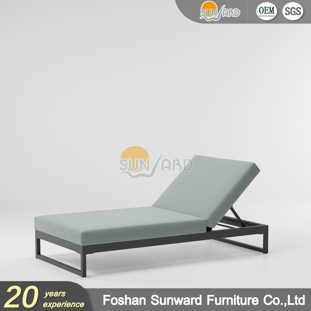 Customized Modern Wholesale Outdoor Aluminum Lounge Bed Garden Patio Resort Hotel Chaise Lounge with Soft Cushion