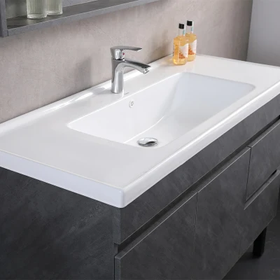 Gabinete de baño moderno y contratado de estilo gris con espejo.