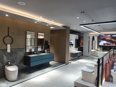 Gabinete de baño moderno y contratado de estilo gris con espejo.