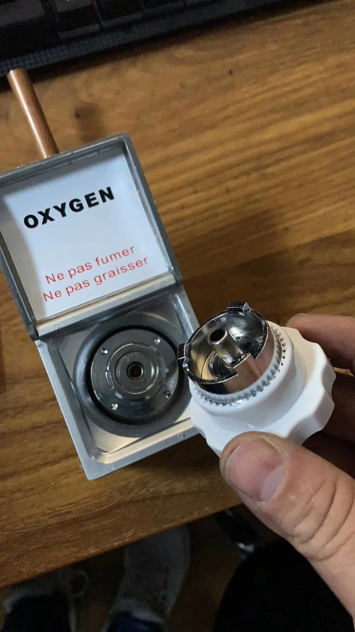 Medical Oxygen Regulator with Mini Afnor (French) Outlet