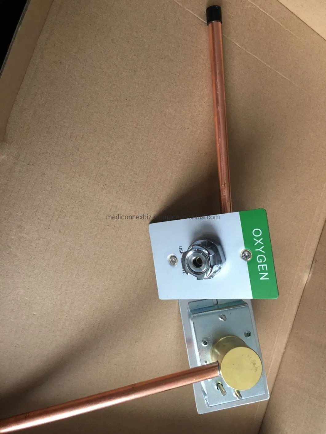 Medical Oxygen Regulator with Mini Afnor (French) Outlet