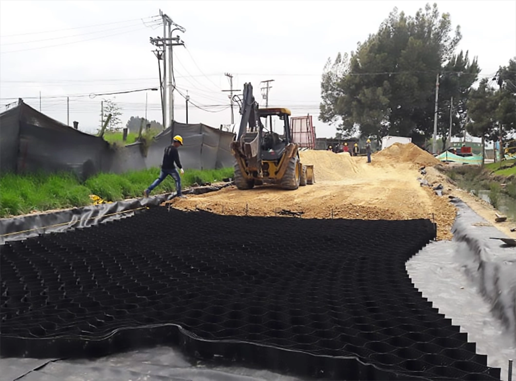 Plastic Road HDPE Geosynthetic Stabilization Geocell Retaining Walls Used in Road Construction for Sale