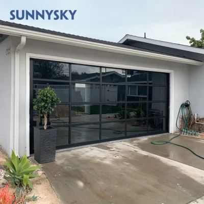 Puerta de garaje seccional automática de aluminio negro para el hogar con diseño moderno y doble vidrio templado, con WiFi y persiana enrollable.
