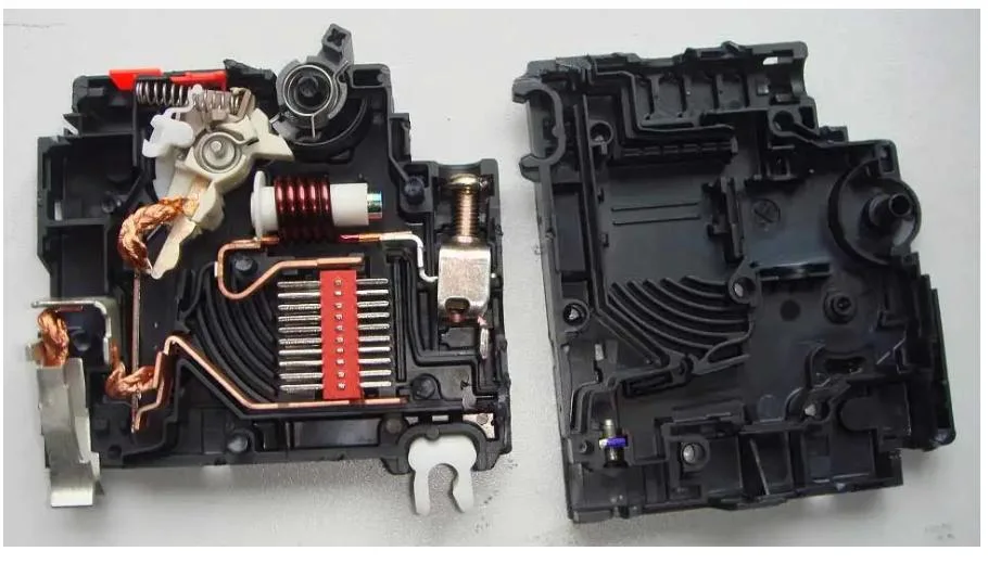 Qol6f 6way Single Phase 125A Load Center with Plug in Circuit Breaker