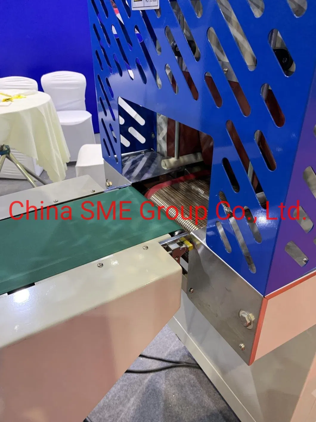 Automatic Servo Lunch Meal Box Heat Shrink Film Flow Pillow Wrapping Packing Machine with Feeder