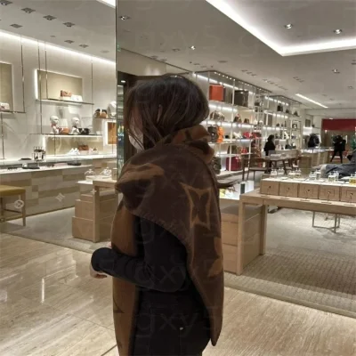 2024 Wholesale Replica Knitted Scarf Cashmere Shawl Designer Retro Versatile Women Shawls
