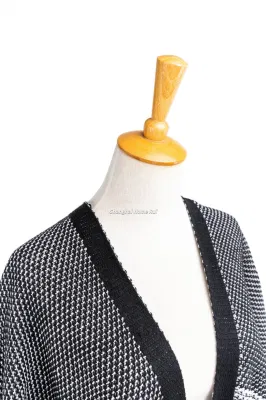 Supplier Outfit Fall Winter Lady Fashion Plus Batwing Irregualar Shape Reversible Tassel Cozy Fluffy Chunky Sweater Boat V-Neck Black Blanket Poncho Pallium