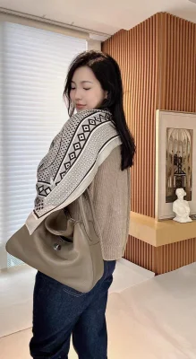  Personaliza tu estilo favorito de Silk-Wool Blend Bufanda