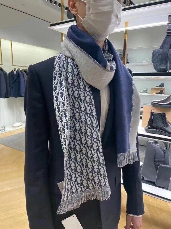 Premium 100% Wool Scarf with Gray Oblique Print