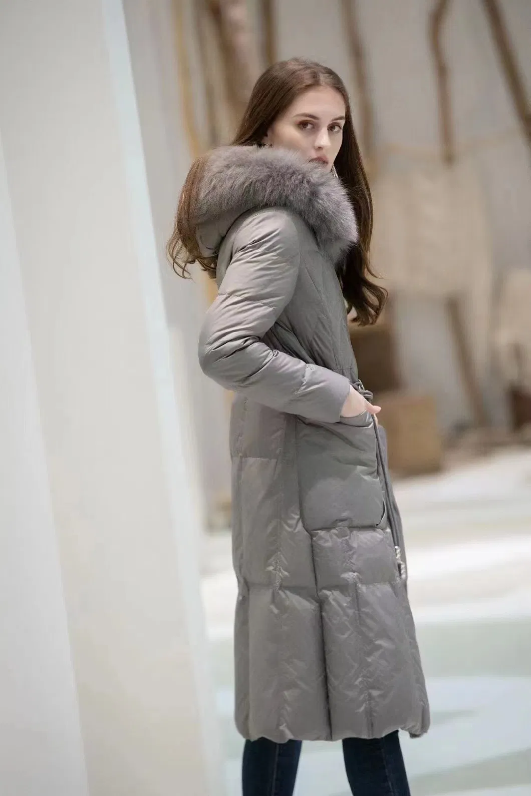 Winter Women&prime; S Duck Down Nylon Coat with Fox Fur Collar Ready for Ship