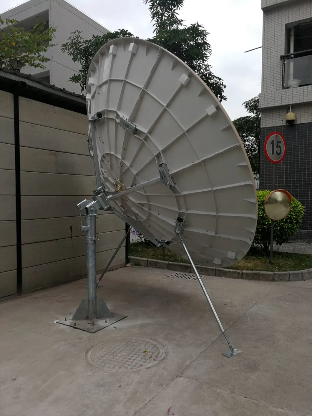 2.4 M Fiberglass Antenna Export Quality SMC Antenna