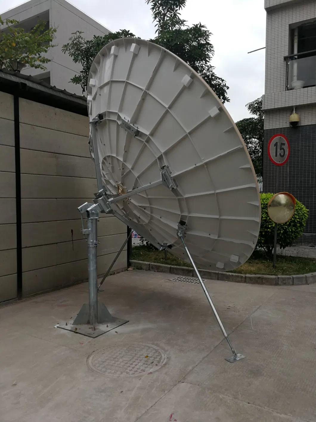 2.4 M FRP Antenna SMC Antenna Low Density, High Proportion as Strong as Steel Light as Aluminum Pressure Resistance Performance