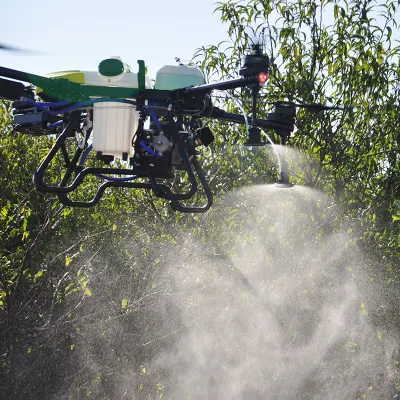 Larga duración de vuelo 16 litros Oil-Electric Hybrid Sprayer Drone gasolina Energía Agricultura uso pulverización Pesiticidas Drona híbrida agrícola con centrífuga Boquillas