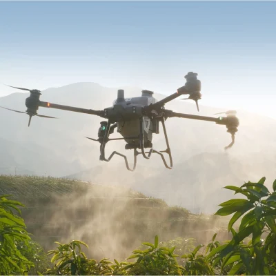 El nuevo Drone agrícola DJI Agras T50 vuela volando controlado a distancia Drones