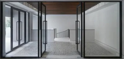 Puerta de entrada exterior con vidrio templado