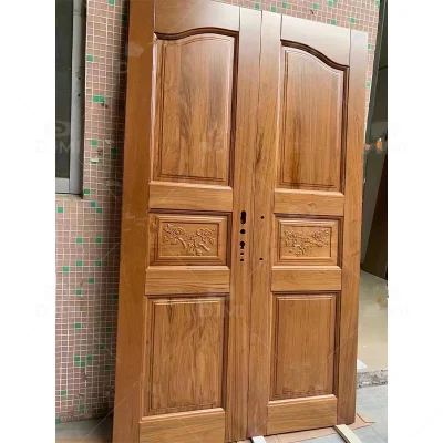 La entrada de lujo en madera de exterior de la fachada principal de madera maciza puertas dobles