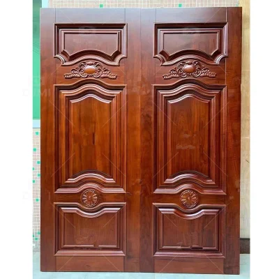 La entrada de lujo en madera de exterior de la fachada principal de madera maciza puertas dobles