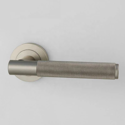 Moderno diseño estriado manijas de puertas de color negro de Oro de la palanca de la puerta de aluminio