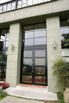 Puerta de entrada exterior con vidrio templado