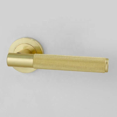 Moderno diseño estriado manijas de puertas de color negro de Oro de la palanca de la puerta de aluminio