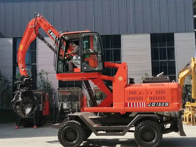 13 Ton Wheeled Excavator with Four-Valve Gripping Attachment for Scrap Iron with Steel Scraps