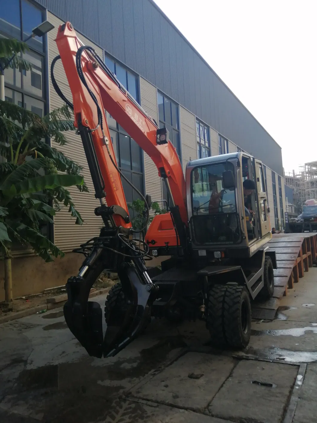 Jinggong Machine Digger with High-Quality Thumb Bucket and Gripping Apparatus Excavator