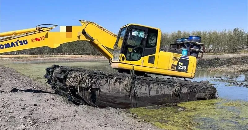 Hydraulic Amphibious Excavator with Pontoon in The Water