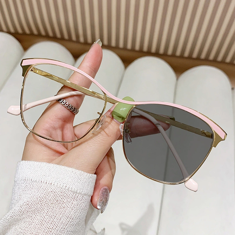 Trendy Fashion Photochromic Personality Simple Metal Discoloration Cat Eye Anti-Blue Light Glasses Metal Glasses Women Eyewear