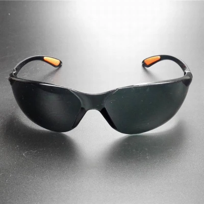  Gafas de seguridad CE EN166 de lente resistente a arañazos de color gris (SG102-2)