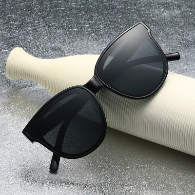 Il produttore vende lenti piatte polarizzate e a specchio da uomo con peso leggero Occhiali da sole PC Frame Cat Eye Factory