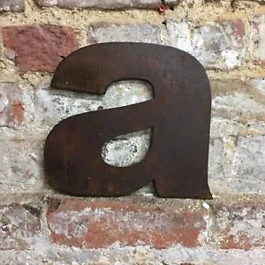Arte da parete in acciaio metallico stile vintage arrugginita
