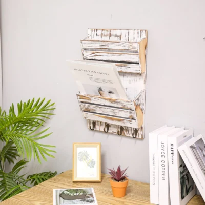 Organizer per posta con portachiavi in legno montato a parete