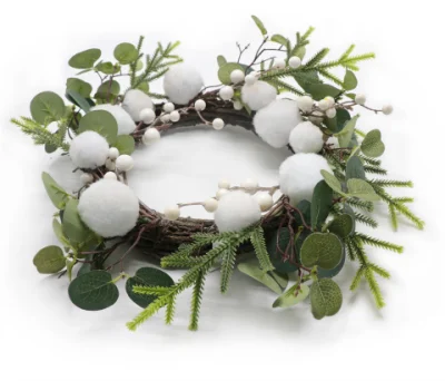 Delicate corone decorate a mano realizzate dall&prime;uomo corone da parete per decorazioni natalizie