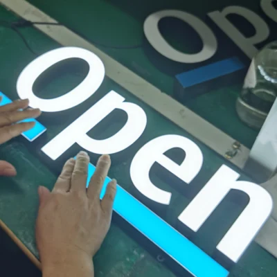Segnaletica LED a iniezione ABS personalizzata cartelli aperti per il negozio