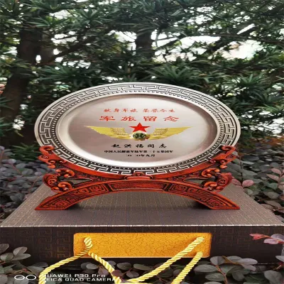 China Creative Round Plate Crystal Glass Trophy con base in metallo Trofei Cristallo personalizzati souvenir in legno placca di legno