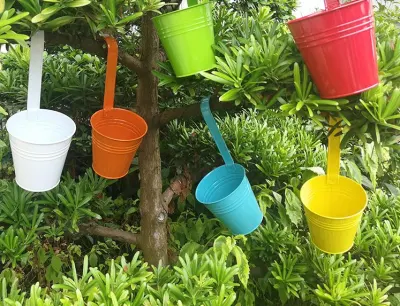 Home&amp;colori del giardino decorazione con piantatrice di metallo a grappone Pot per balcone