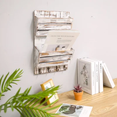 Organizer per posta con portachiavi in legno montato a parete