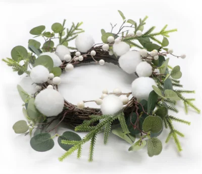 Delicate corone decorate a mano realizzate dall&prime;uomo corone da parete per decorazioni natalizie