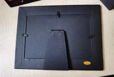 Cornici, supporti, pendoli, album, raccolte e display fotografici all&prime;ingrosso, personalizzati con qualsiasi modello e dimensione e materiale.
