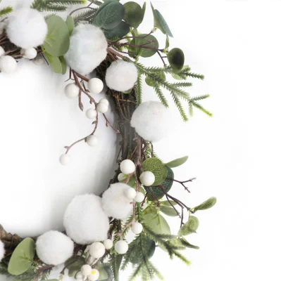 Delicate corone decorate a mano realizzate dall&prime;uomo corone da parete per decorazioni natalizie