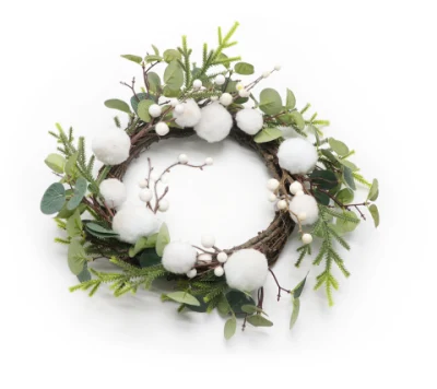 Delicate corone decorate a mano realizzate dall&prime;uomo corone da parete per decorazioni natalizie
