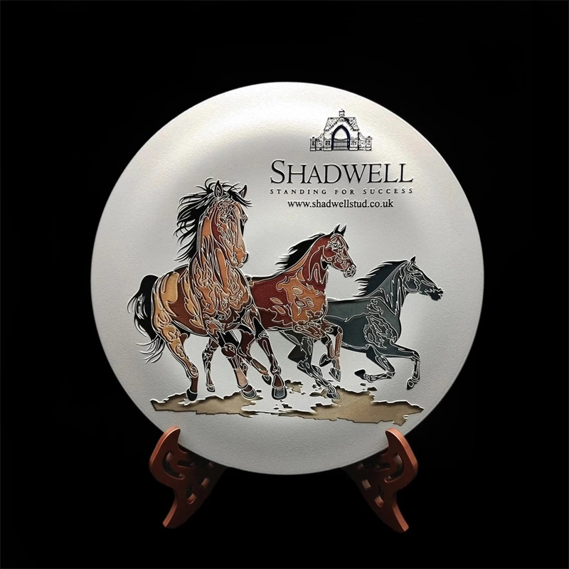 China Creative Round Plate Crystal Glass Trophy with Metal Base Customized Crystal Trophies Souvenir Wood Wooden Plaque